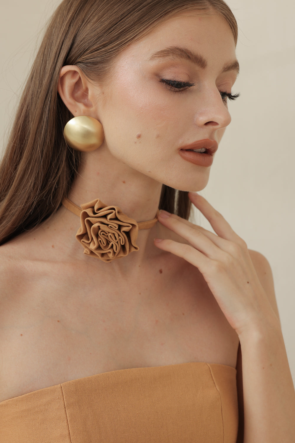 COCO DRESS Strapless Baroque Style Waist Midi Dress with Floral Neckpiece (Camel Linen)